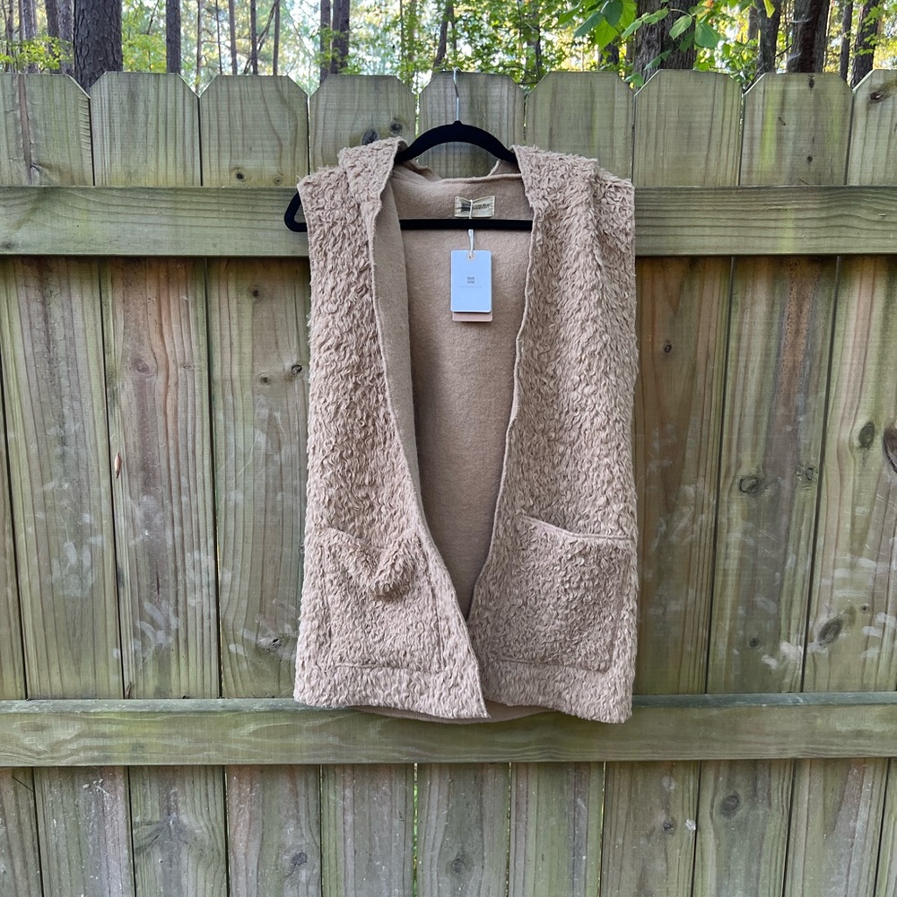 LOOK by M Vest with Hood  Women’s One size NWT NEW